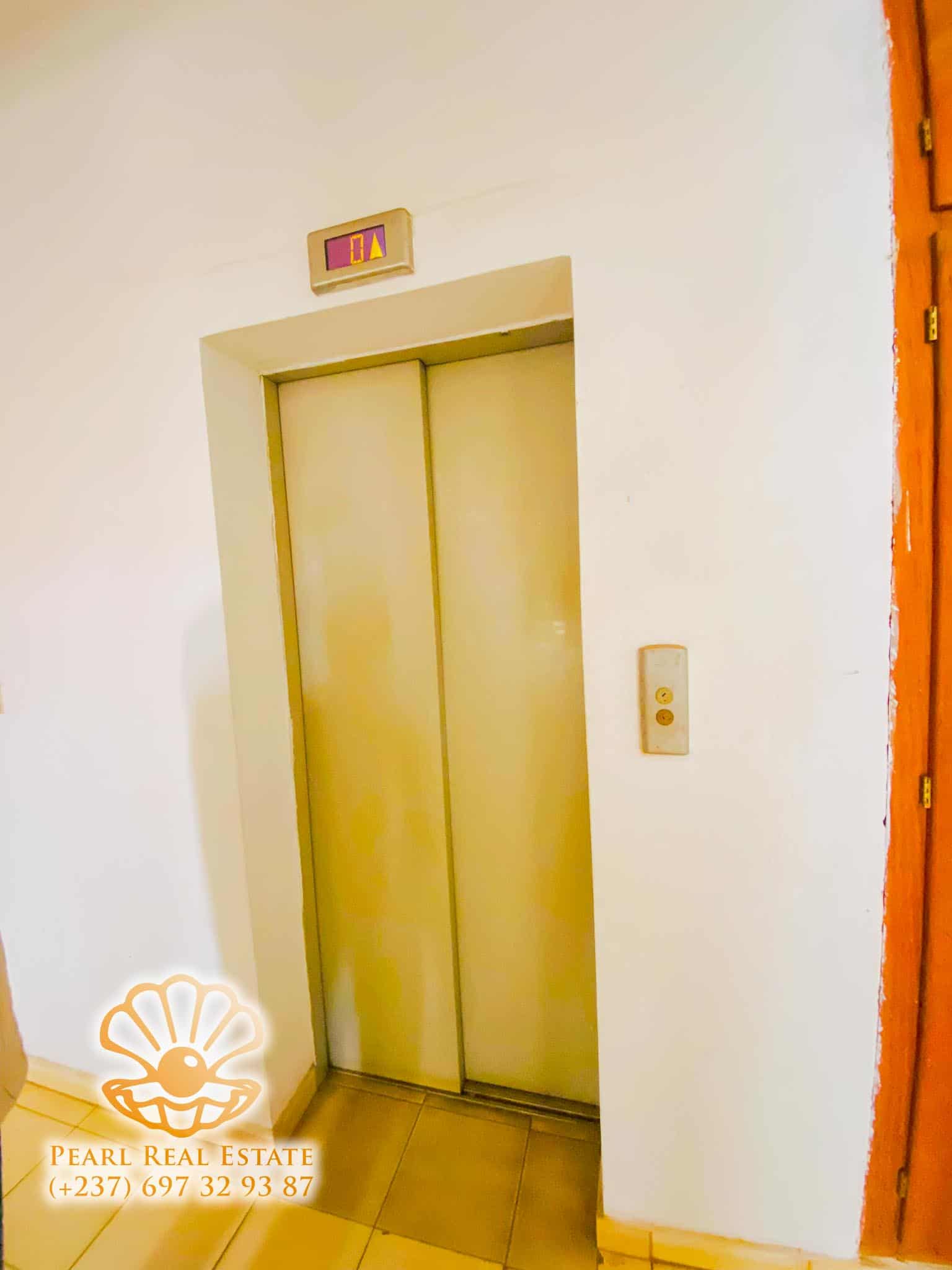 Apartment to rent - Yaoundé, Bastos, Carrefour Bastos - 1 living room(s), 3 bedroom(s), 2 bathroom(s) - 450 000 FCFA / month