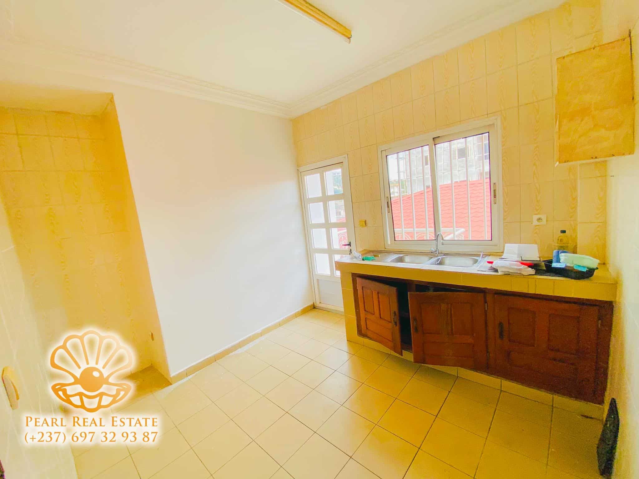 Appartement à louer - Yaoundé, Bastos, Carrefour Bastos - 1 salon(s), 3 chambre(s), 2 salle(s) de bains - 450 000 FCFA / mois