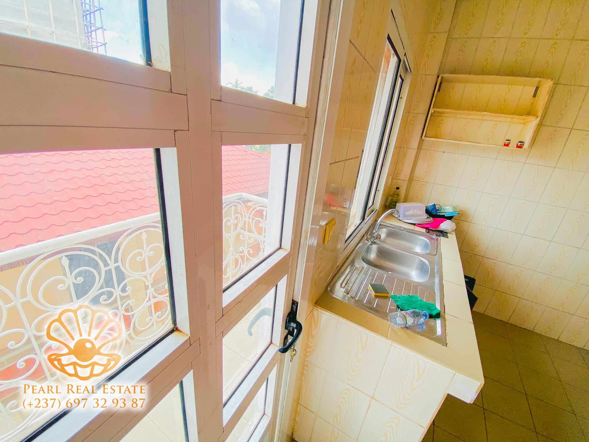 Appartement à louer - Yaoundé, Bastos, Carrefour Bastos - 1 salon(s), 3 chambre(s), 2 salle(s) de bains - 450 000 FCFA / mois
