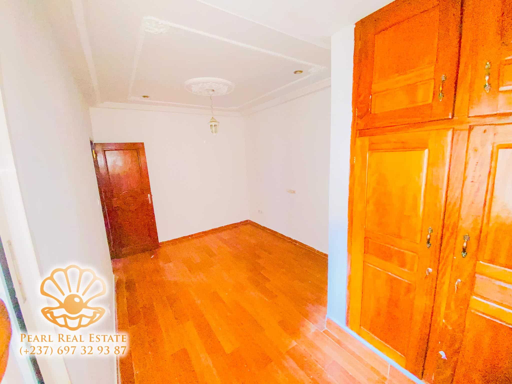 Appartement à louer - Yaoundé, Bastos, Carrefour Bastos - 1 salon(s), 3 chambre(s), 2 salle(s) de bains - 450 000 FCFA / mois