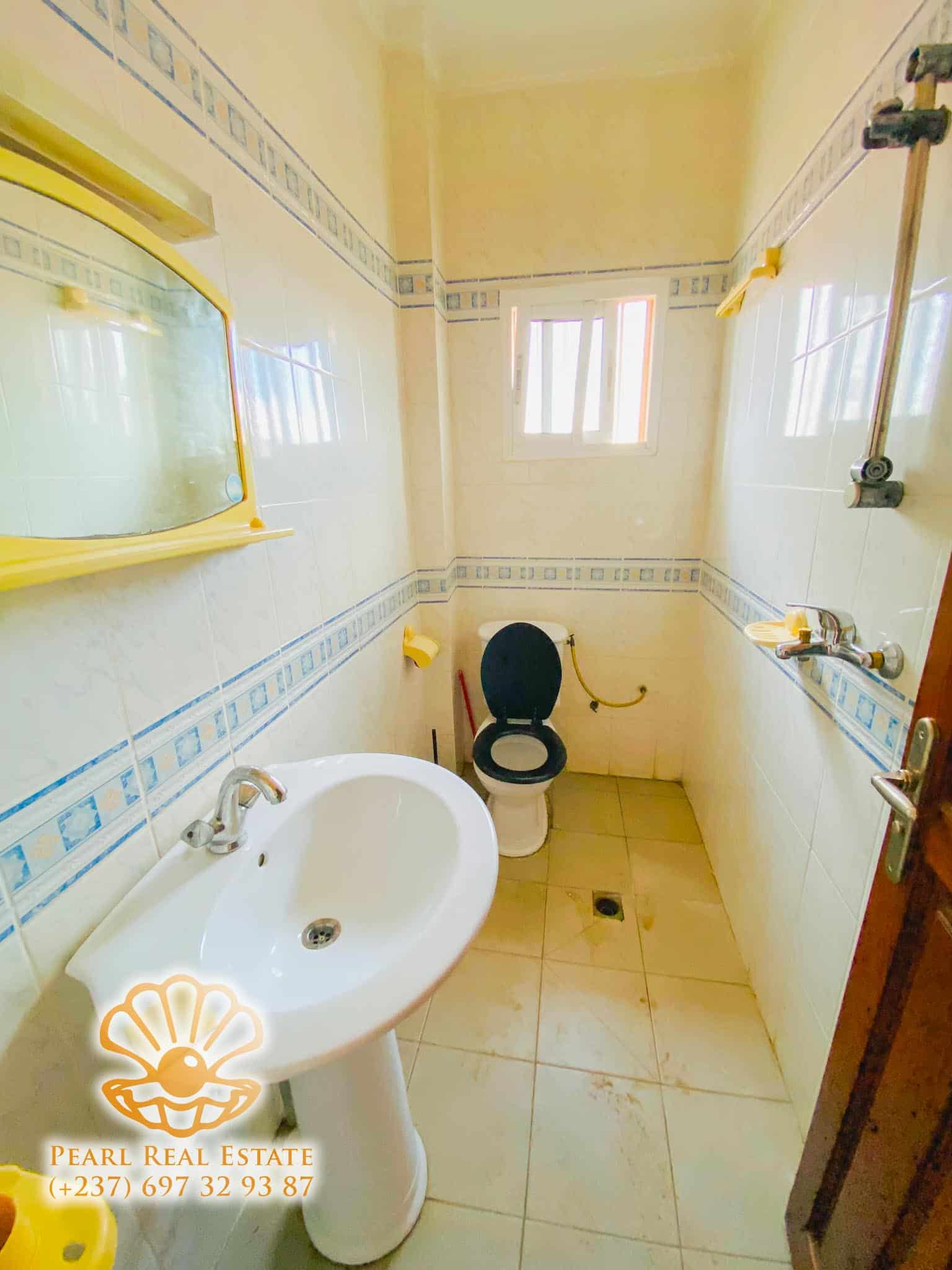 Appartement à louer - Yaoundé, Bastos, Carrefour Bastos - 1 salon(s), 3 chambre(s), 2 salle(s) de bains - 450 000 FCFA / mois