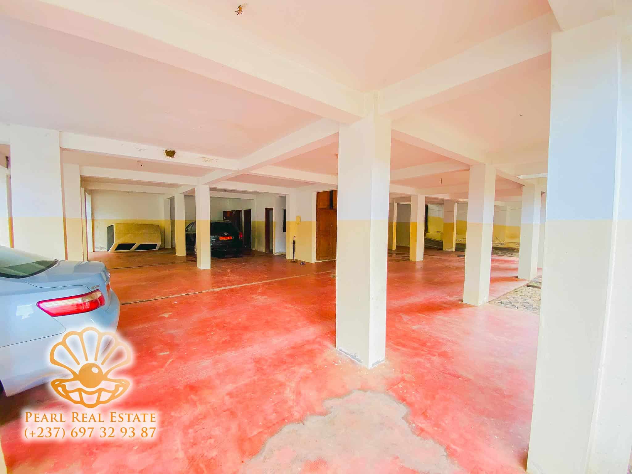Appartement à louer - Yaoundé, Bastos, Carrefour Bastos - 1 salon(s), 3 chambre(s), 2 salle(s) de bains - 450 000 FCFA / mois