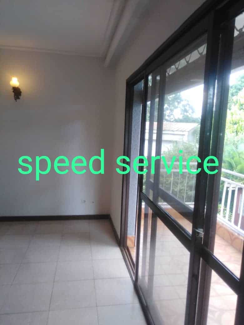 Maison (Villa) à louer - Yaoundé, Bastos, Bastos - 2 salon(s), 5 chambre(s), 5 salle(s) de bains - 2 500 000 FCFA / mois