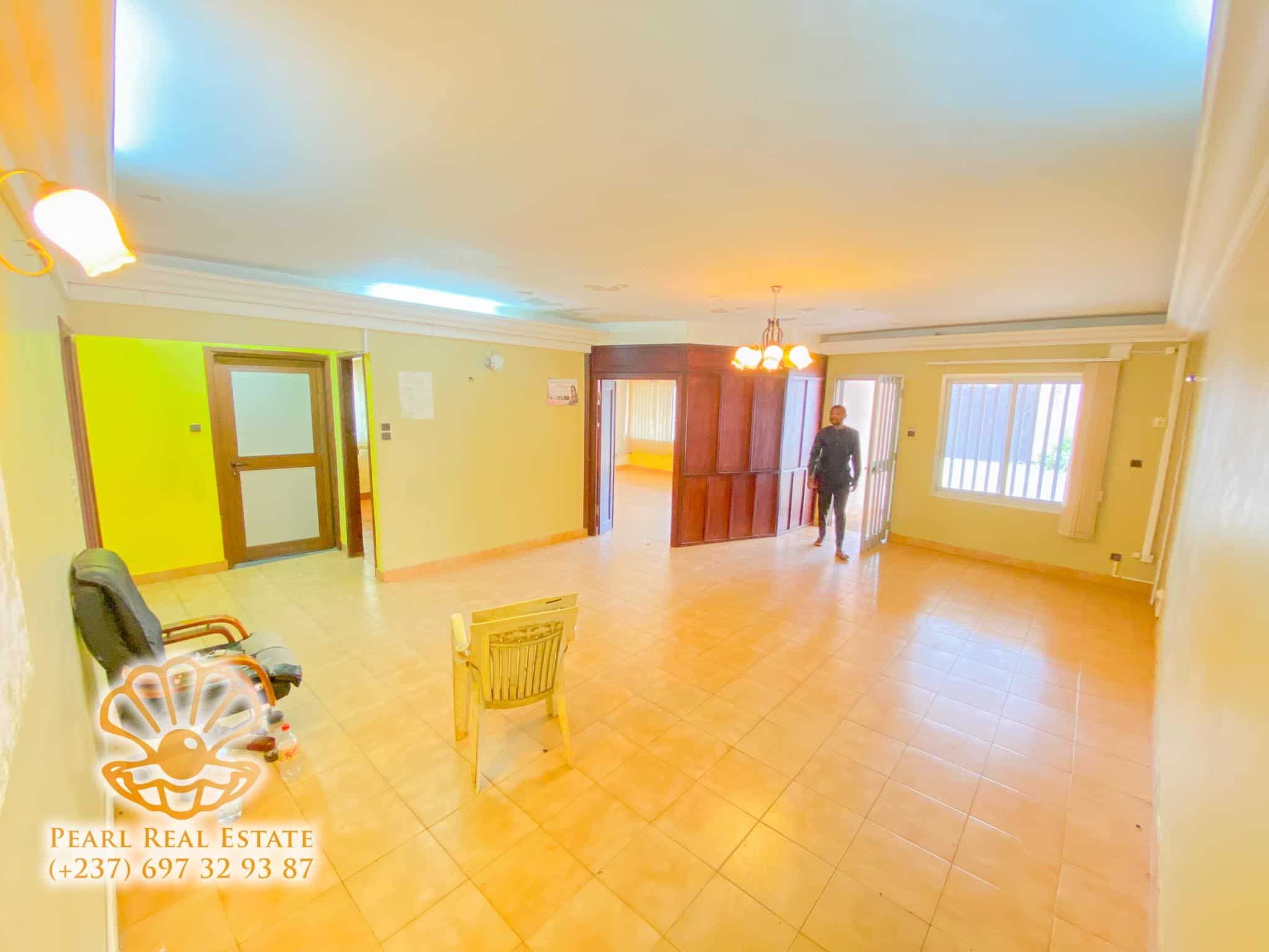 Maison (Villa) à louer - Yaoundé, Bastos, Carrefour Bastos - 1 salon(s), 4 chambre(s), 3 salle(s) de bains - 1 500 000 FCFA / mois