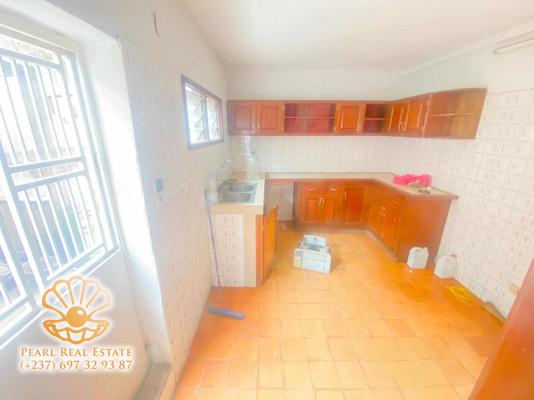 Maison (Villa) à louer - Yaoundé, Bastos, Carrefour Bastos - 1 salon(s), 4 chambre(s), 3 salle(s) de bains - 1 500 000 FCFA / mois
