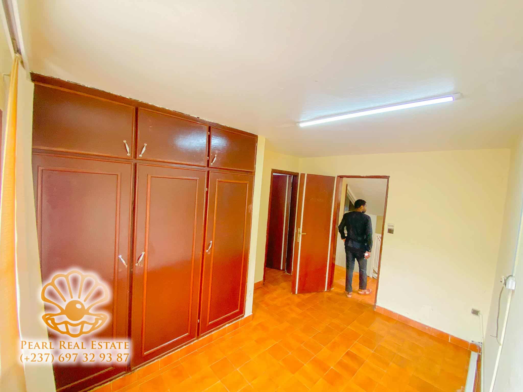 Maison (Villa) à louer - Yaoundé, Bastos, Carrefour Bastos - 1 salon(s), 4 chambre(s), 3 salle(s) de bains - 1 500 000 FCFA / mois