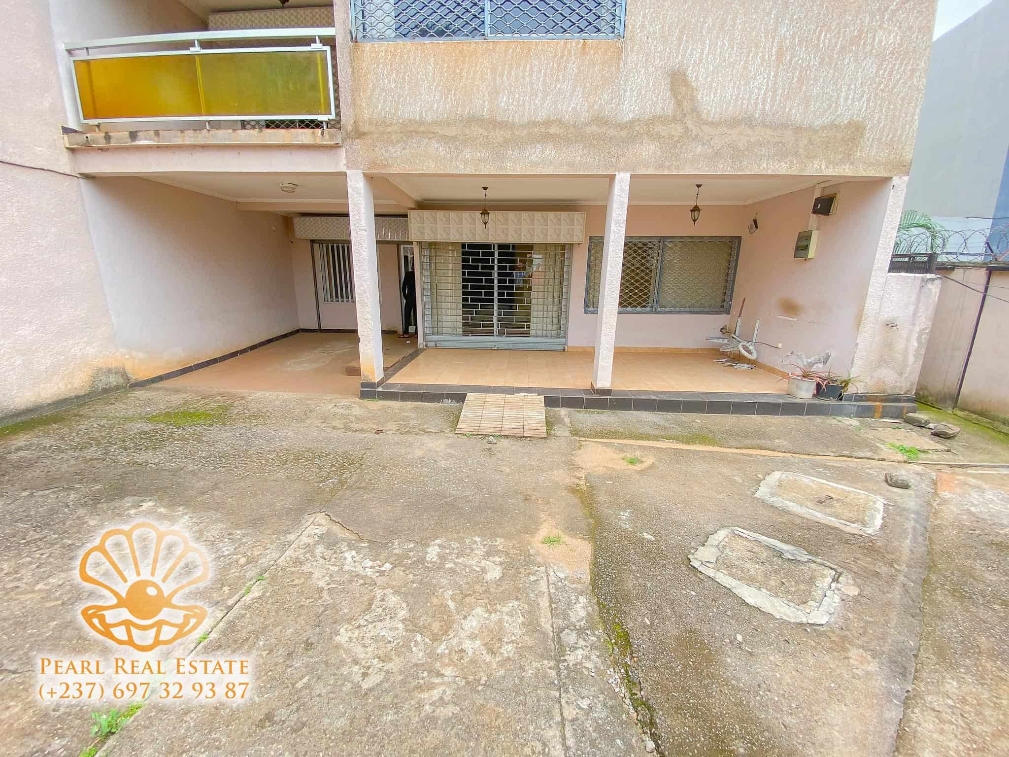 Maison (Villa) à louer - Yaoundé, Bastos, Carrefour Bastos - 1 salon(s), 4 chambre(s), 3 salle(s) de bains - 1 500 000 FCFA / mois