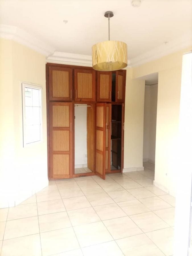 Apartment to rent - Douala, Bonapriso, Bonapriso - 1 living room(s), 3 bedroom(s), 2 bathroom(s) - 1 050 000 FCFA / month
