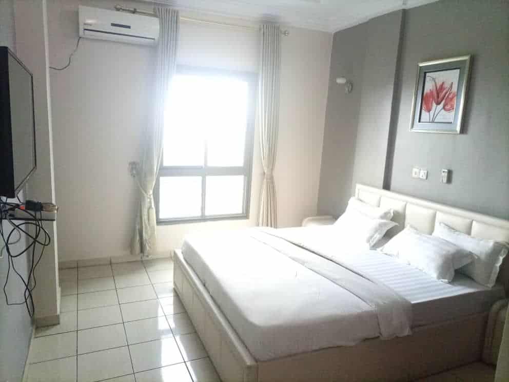 Apartment to rent - Douala, Bonapriso, Bonapriso - 1 living room(s), 3 bedroom(s), 2 bathroom(s) - 1 200 000 FCFA / month