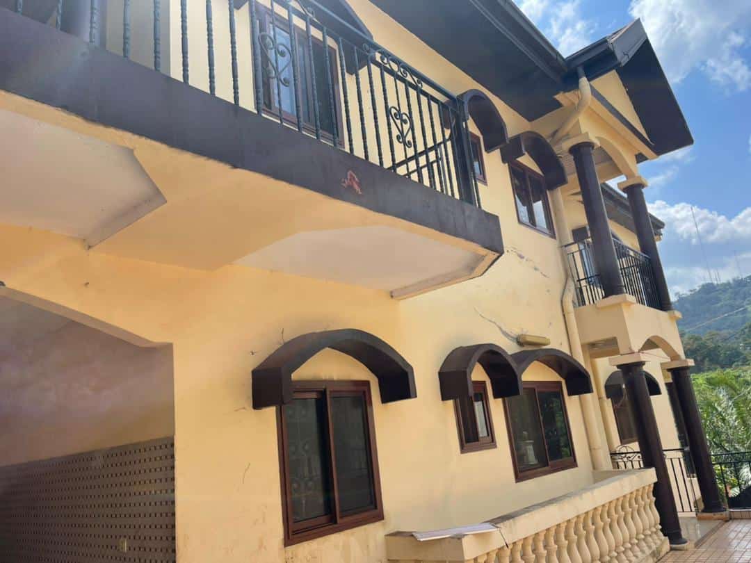 Apartment to rent - Yaoundé, Bastos, Golf - 2 living room(s), 3 bedroom(s), 3 bathroom(s) - 500 000 FCFA / month