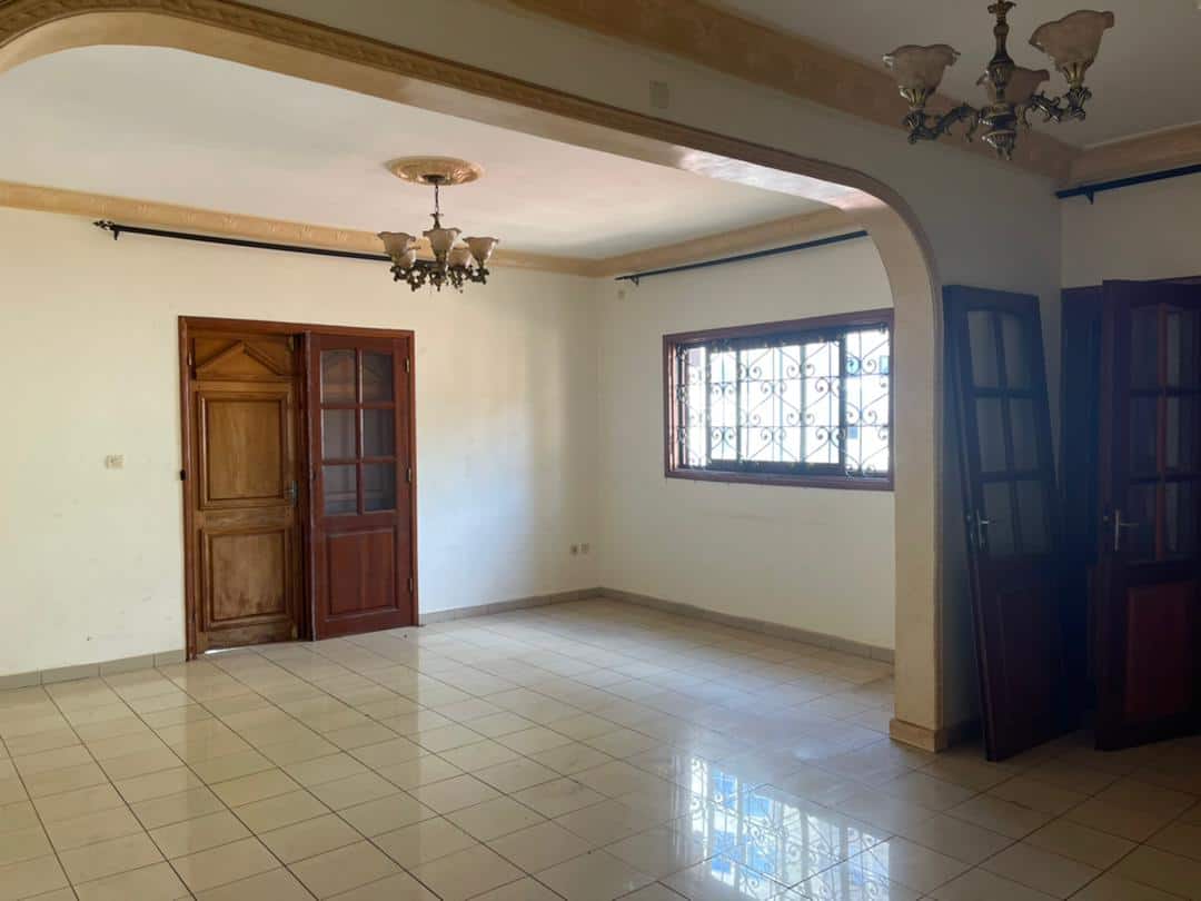 Apartment to rent - Yaoundé, Bastos, GOLF - 1 living room(s), 3 bedroom(s), 3 bathroom(s) - 400 000 FCFA / month