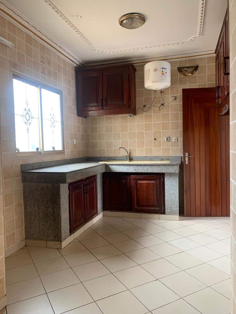 Appartement à louer - Yaoundé, Bastos, Bastos - 1 salon(s), 3 chambre(s), 3 salle(s) de bains - 600 000 FCFA / mois