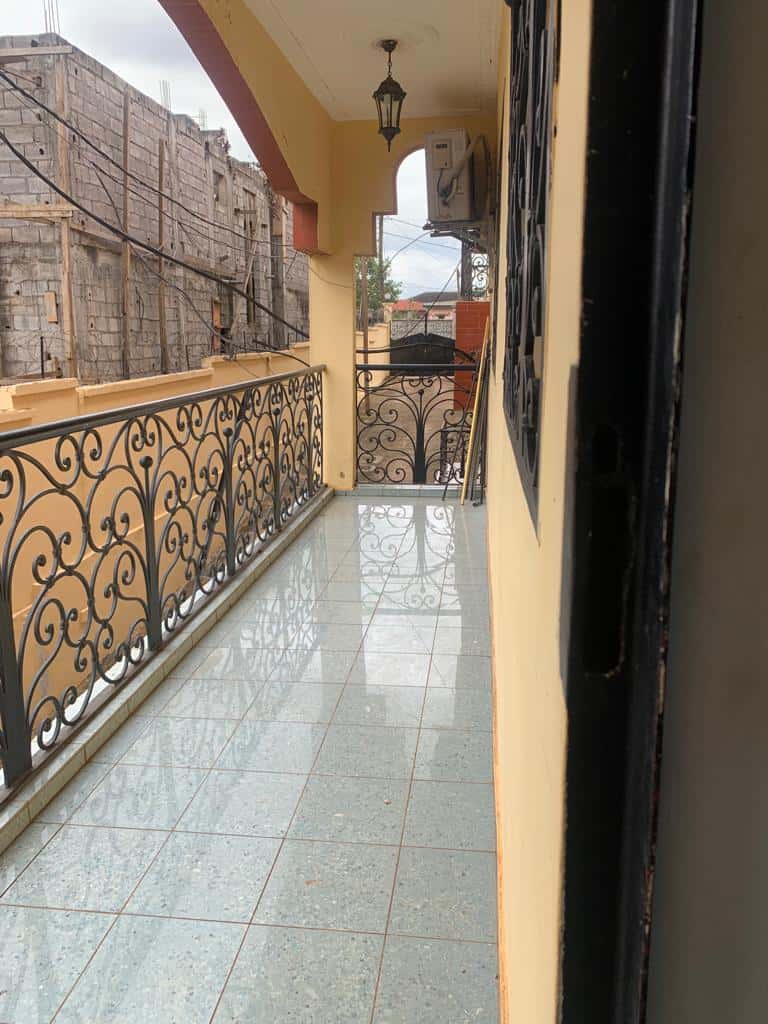 Appartement à louer - Yaoundé, Bastos, Bastos - 1 salon(s), 3 chambre(s), 3 salle(s) de bains - 600 000 FCFA / mois
