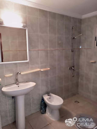 Apartment to rent - Yaoundé, Bastos, Bastos - 1 living room(s), 2 bedroom(s), 3 bathroom(s) - 350 000 FCFA / month