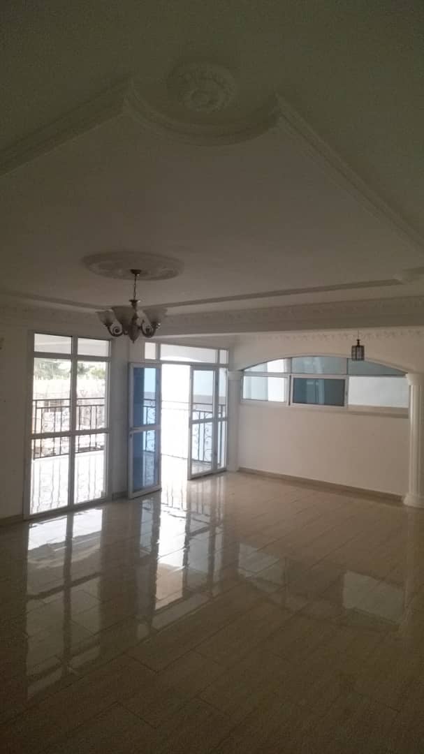 Apartment to rent - Yaoundé, Bastos, GOLF - 1 living room(s), 3 bedroom(s), 2 bathroom(s) - 600 000 FCFA / month