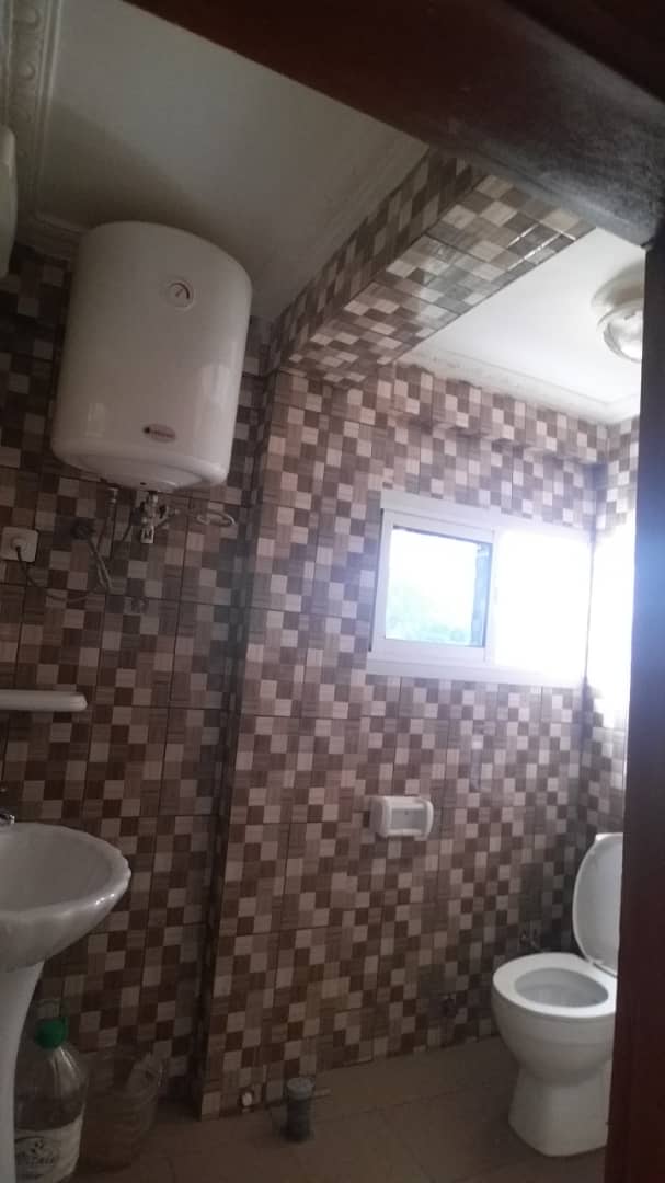 Apartment to rent - Yaoundé, Bastos, GOLF - 1 living room(s), 3 bedroom(s), 2 bathroom(s) - 600 000 FCFA / month