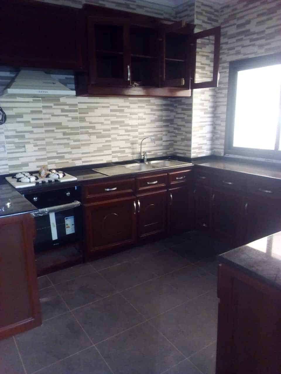 Appartement à louer - Yaoundé, Bastos, Bastos - 1 salon(s), 4 chambre(s), 5 salle(s) de bains - 1 300 000 FCFA / mois