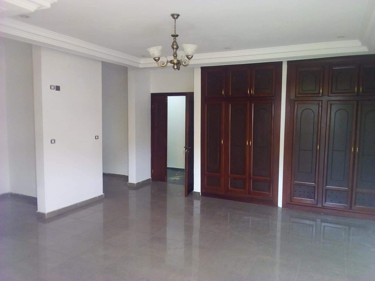 Appartement à louer - Yaoundé, Bastos, Bastos - 1 salon(s), 4 chambre(s), 5 salle(s) de bains - 1 300 000 FCFA / mois