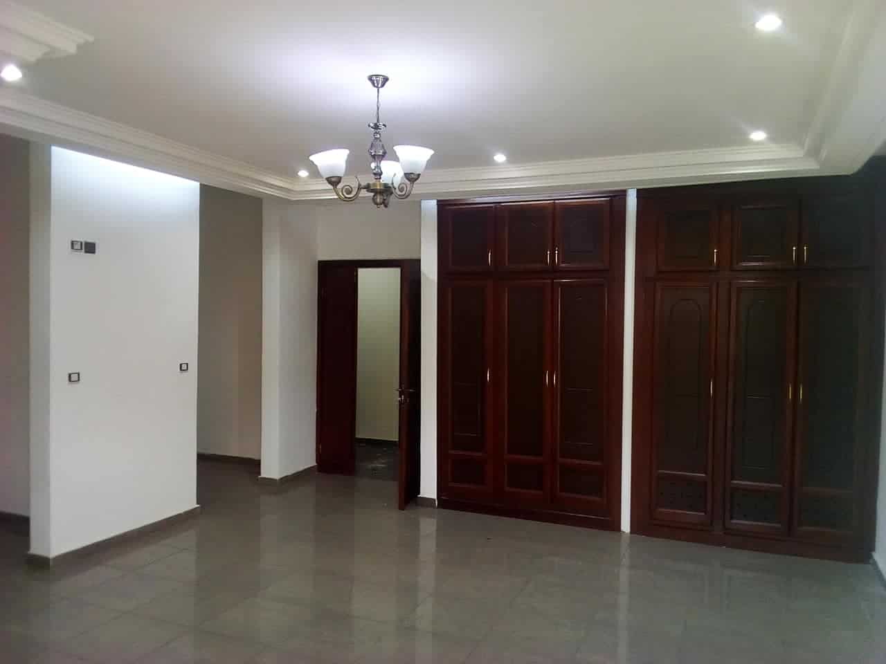 Appartement à louer - Yaoundé, Bastos, Bastos - 1 salon(s), 4 chambre(s), 5 salle(s) de bains - 1 300 000 FCFA / mois