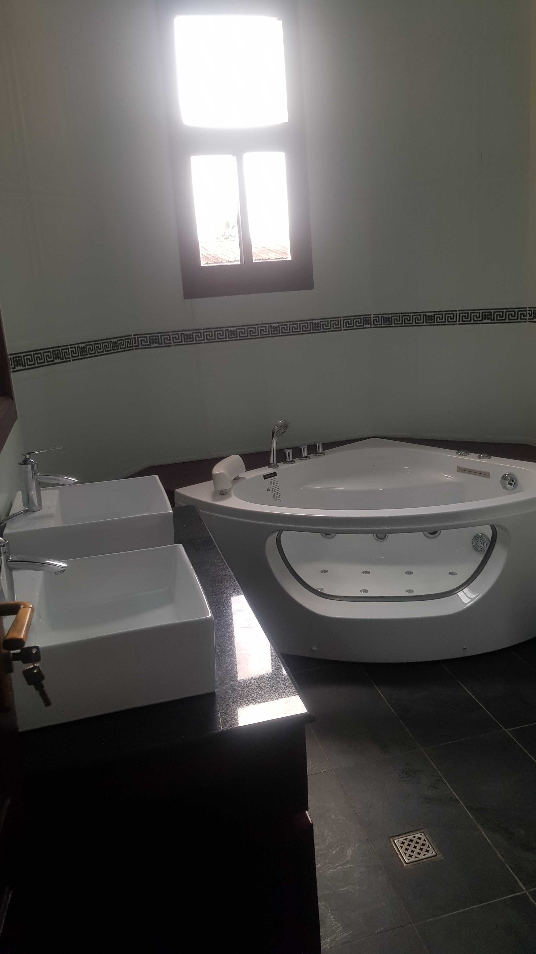 Appartement à louer - Yaoundé, Bastos, Bastos - 1 salon(s), 4 chambre(s), 5 salle(s) de bains - 1 300 000 FCFA / mois
