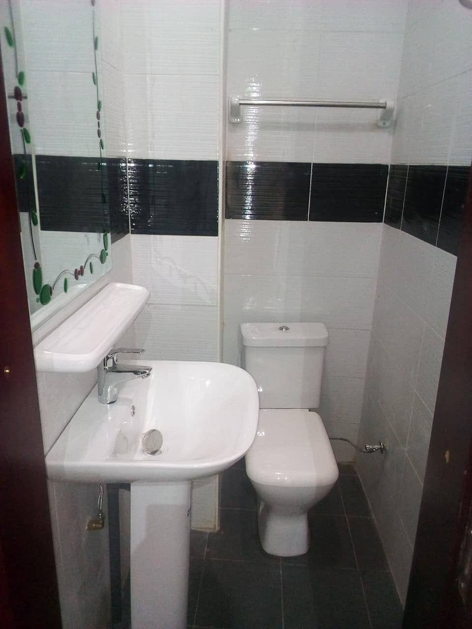 Appartement à louer - Yaoundé, Bastos, Bastos - 1 salon(s), 4 chambre(s), 5 salle(s) de bains - 1 300 000 FCFA / mois