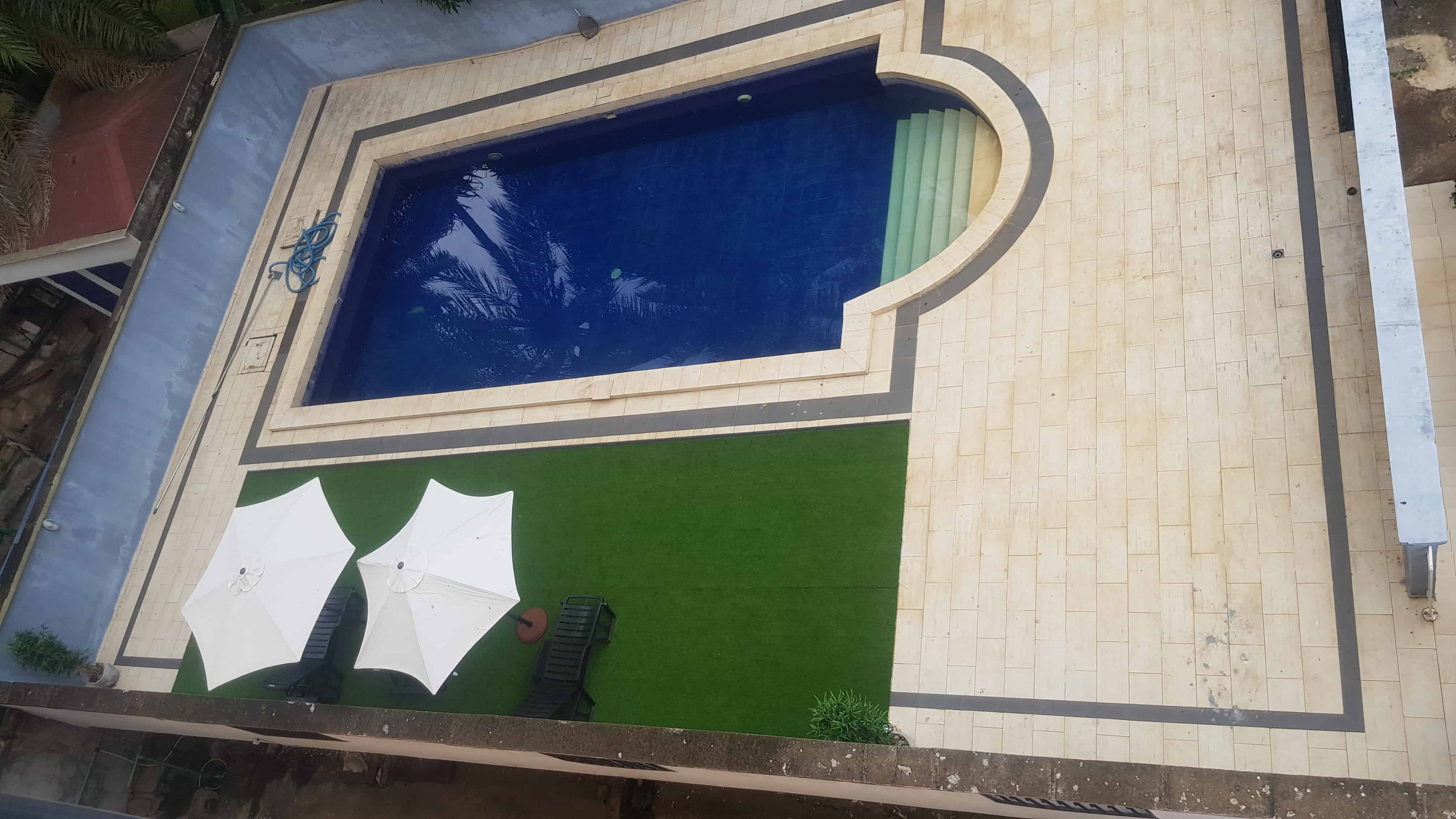 Appartement à louer - Yaoundé, Bastos, Bastos - 1 salon(s), 4 chambre(s), 5 salle(s) de bains - 1 300 000 FCFA / mois