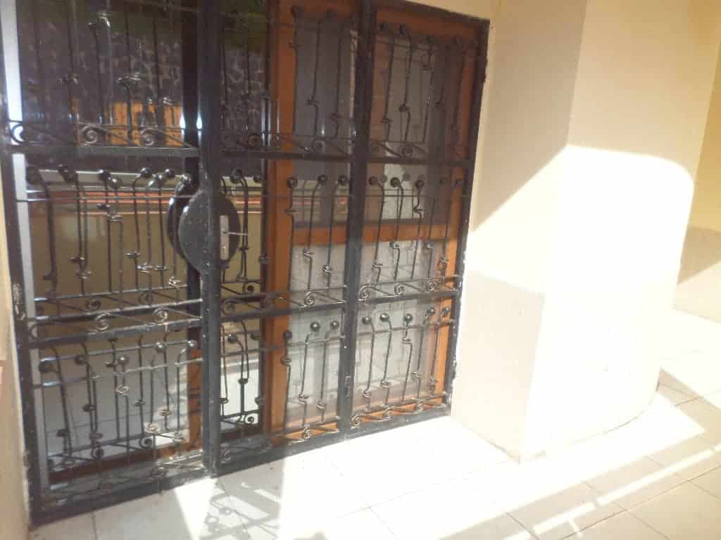 Bureau à louer à Yaoundé, Bastos, Appartement individuel dans la clôture - 600 m2 - 800 000 FCFA