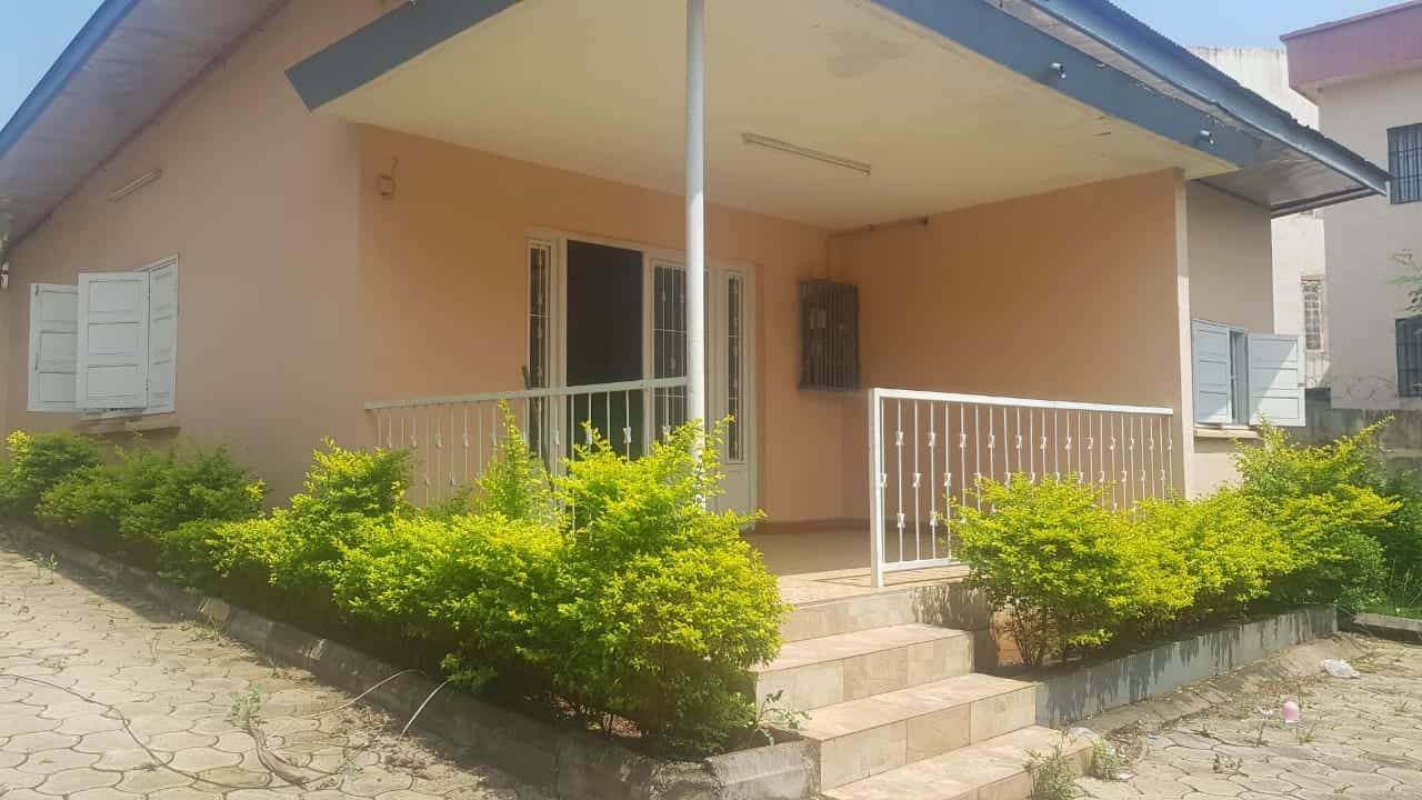 House (Villa) to rent - Yaoundé, Bastos, Bastos - 1 living room(s), 3 bedroom(s), 2 bathroom(s) - 600 000 FCFA / month