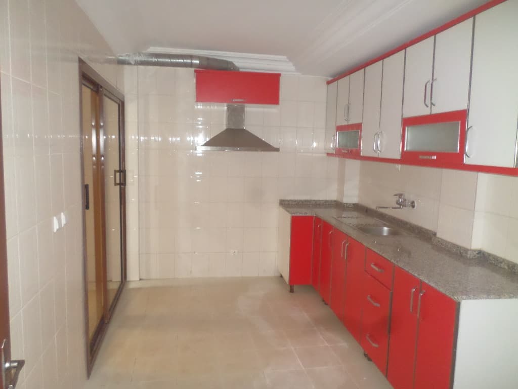 Appartement à louer - Yaoundé, Bastos, Bastos - 1 salon(s), 3 chambre(s), 4 salle(s) de bains - 900 000 FCFA / mois