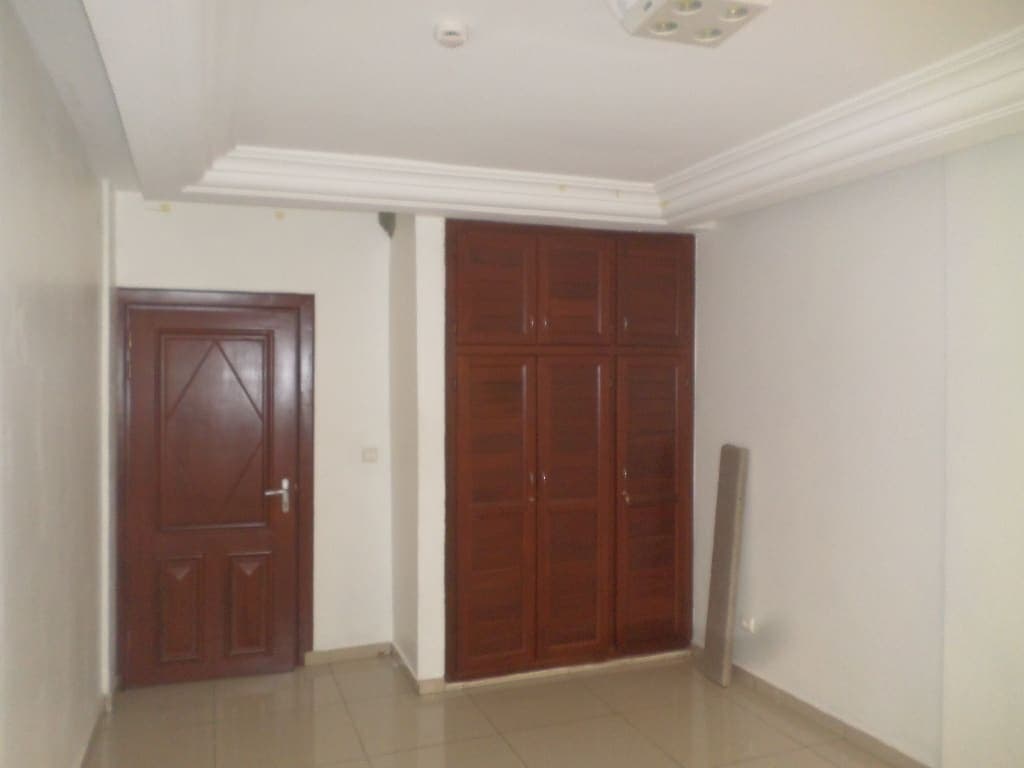 Appartement à louer - Yaoundé, Bastos, Bastos - 1 salon(s), 3 chambre(s), 4 salle(s) de bains - 900 000 FCFA / mois