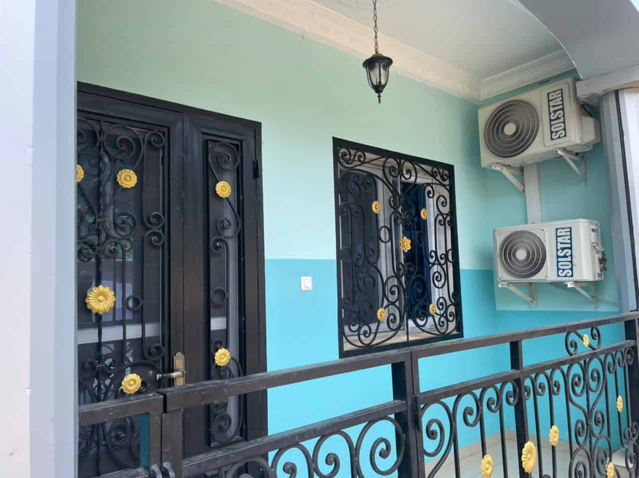 Appartement à louer - Yaoundé, Bastos, Bastos centre - 1 salon(s), 2 chambre(s), 2 salle(s) de bains - 450 000 FCFA / mois
