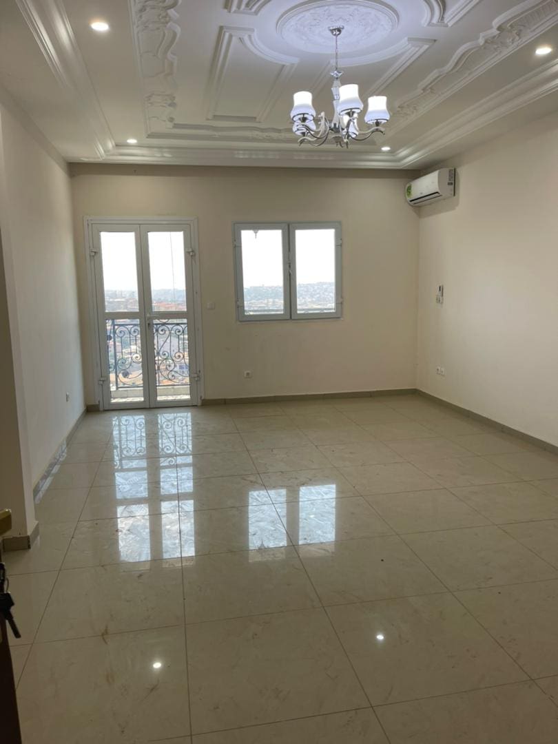 Appartement à louer - Yaoundé, Bastos, Bastos centre - 1 salon(s), 2 chambre(s), 2 salle(s) de bains - 450 000 FCFA / mois