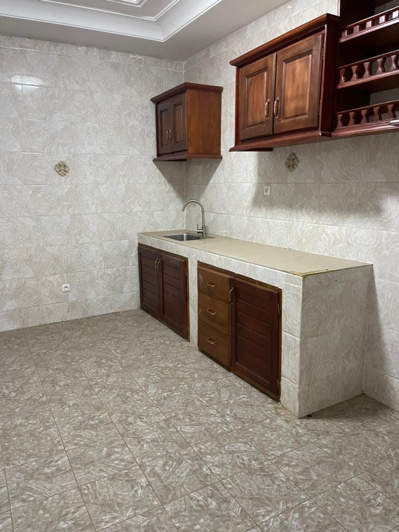 Appartement à louer - Yaoundé, Bastos, Bastos centre - 1 salon(s), 2 chambre(s), 2 salle(s) de bains - 450 000 FCFA / mois