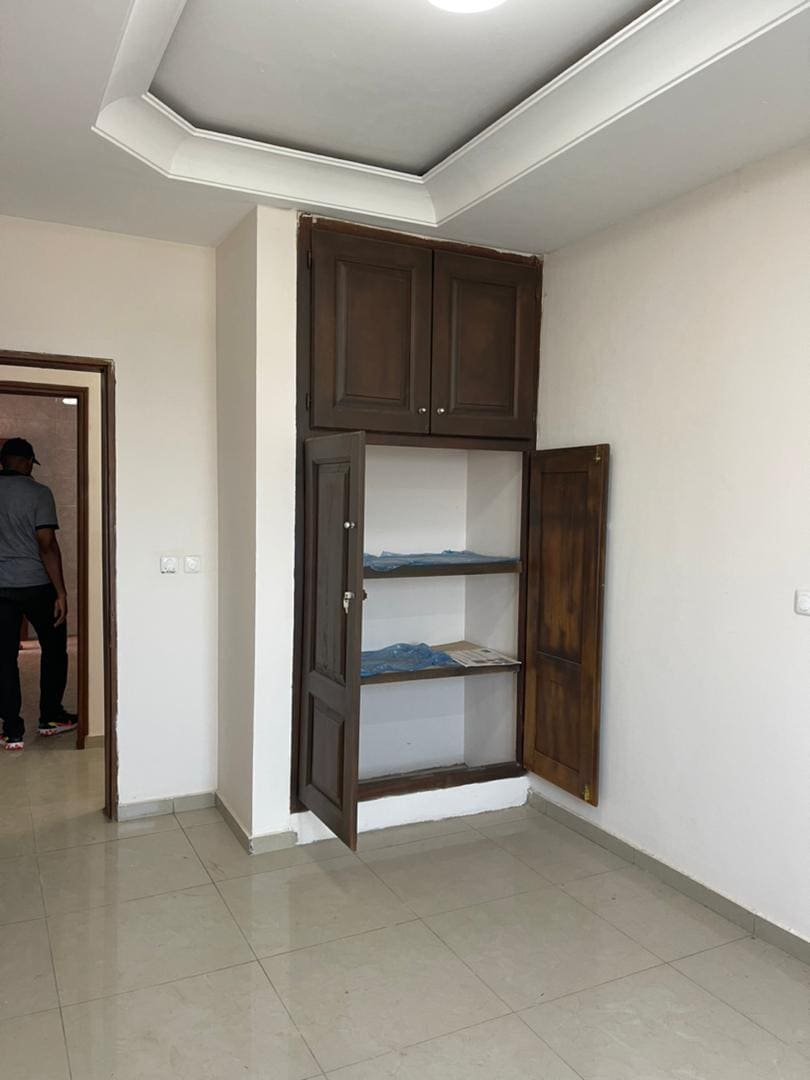 Appartement à louer - Yaoundé, Bastos, Bastos centre - 1 salon(s), 2 chambre(s), 2 salle(s) de bains - 450 000 FCFA / mois