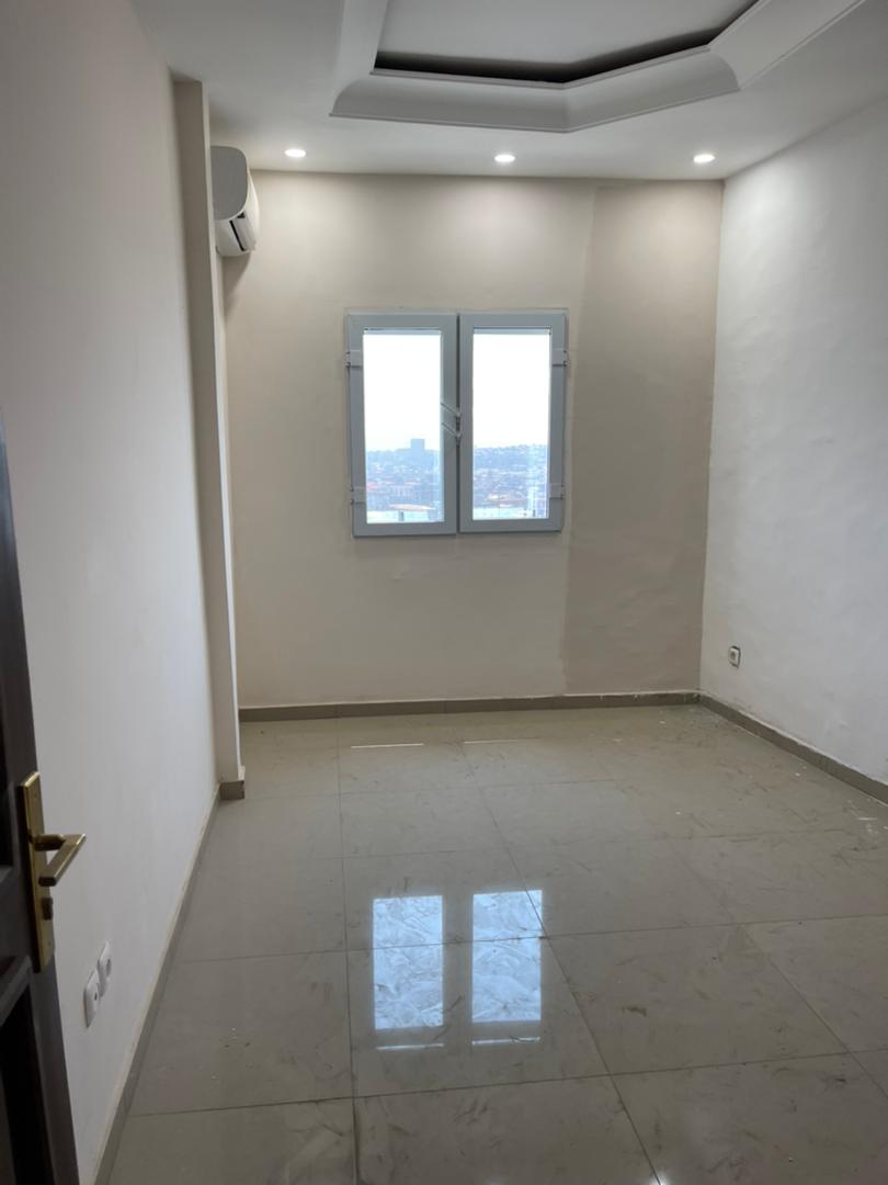 Appartement à louer - Yaoundé, Bastos, Bastos centre - 1 salon(s), 2 chambre(s), 2 salle(s) de bains - 450 000 FCFA / mois