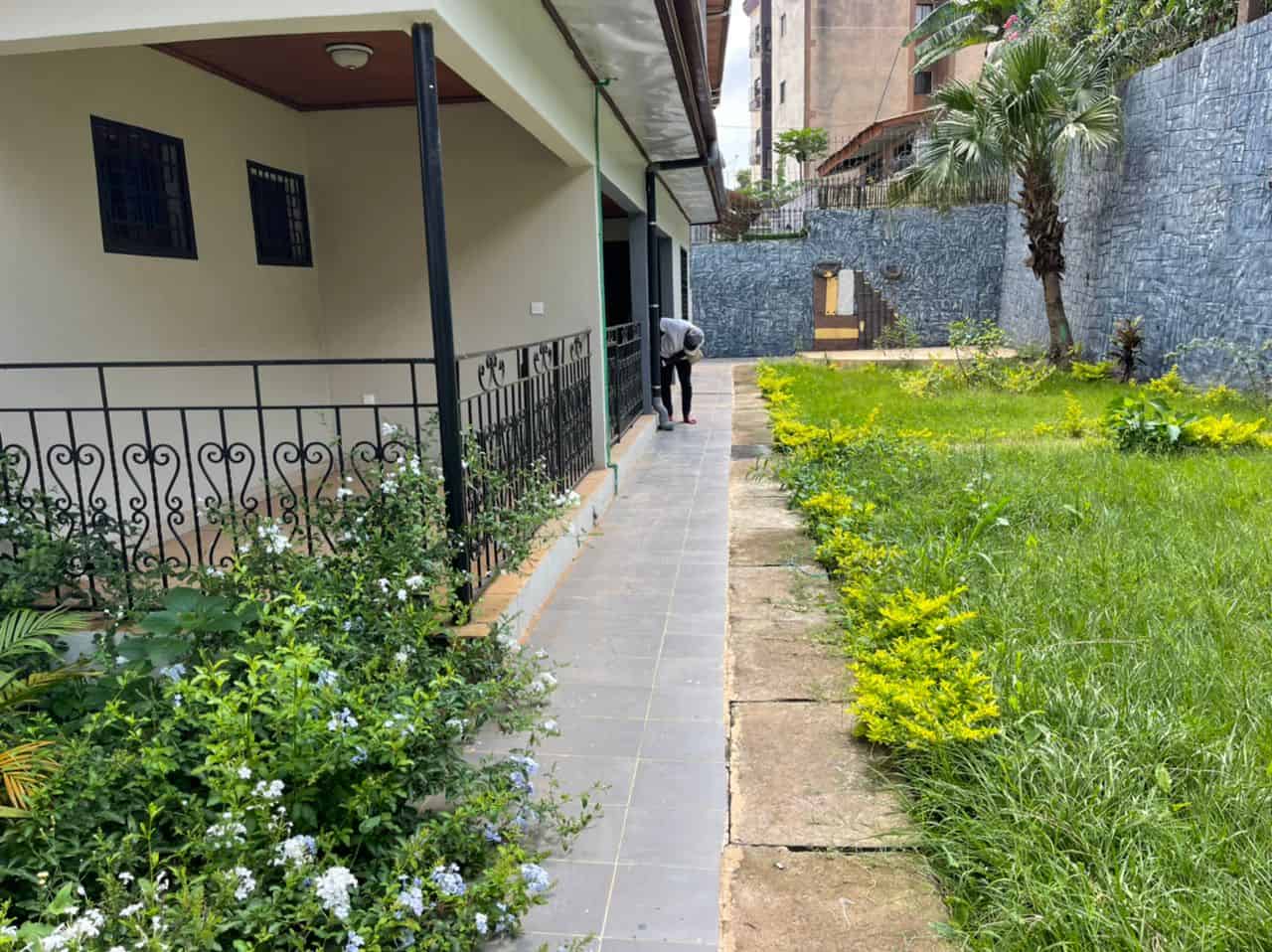 Appartement à louer - Yaoundé, Bastos, Bastos centre - 2 salon(s), 3 chambre(s), 3 salle(s) de bains - 1 200 000 FCFA / mois