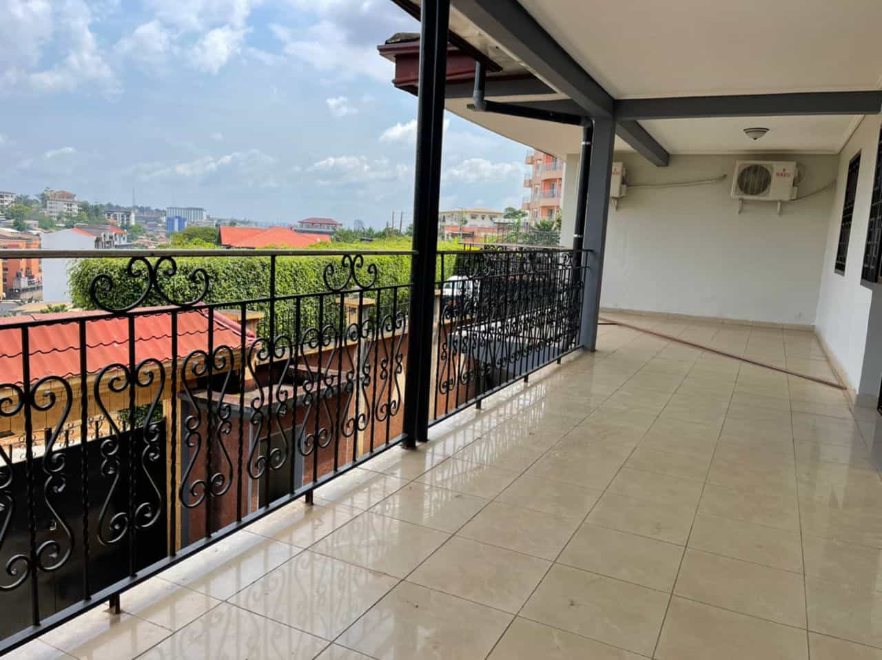 Apartment to rent - Yaoundé, Bastos, Bastos centre - 2 living room(s), 3 bedroom(s), 3 bathroom(s) - 1 200 000 FCFA / month