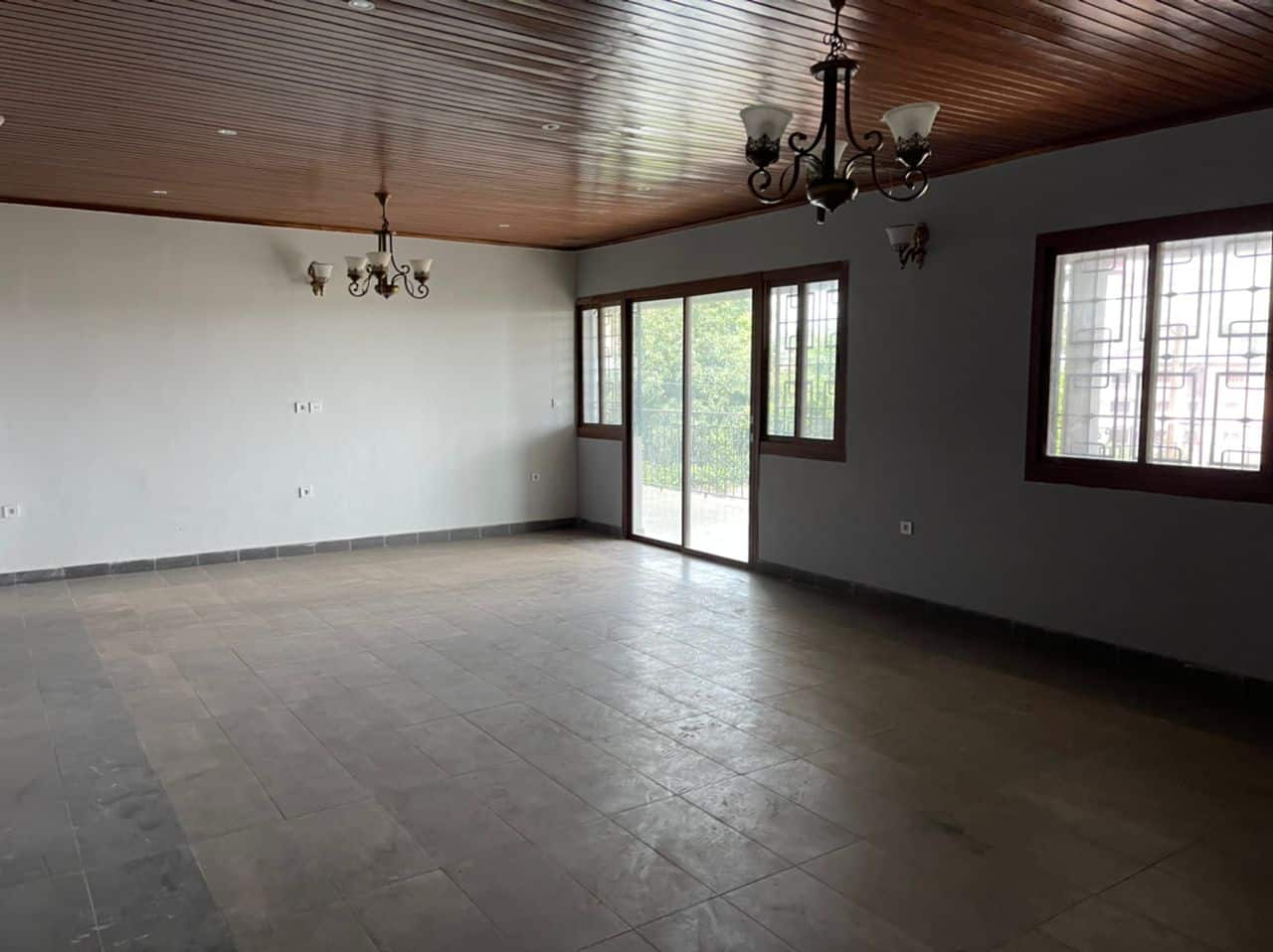 Apartment to rent - Yaoundé, Bastos, Bastos centre - 2 living room(s), 3 bedroom(s), 3 bathroom(s) - 1 200 000 FCFA / month