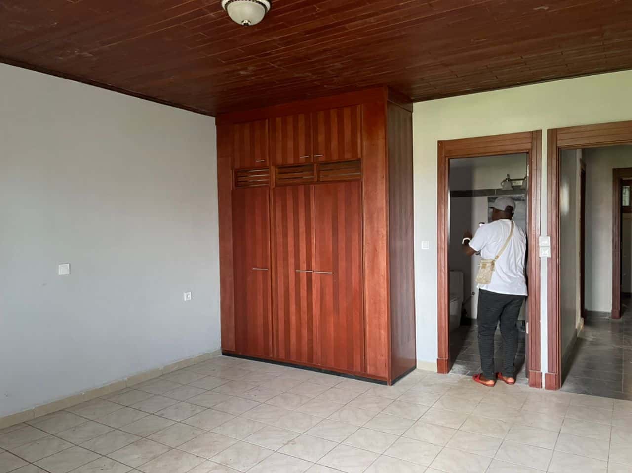 Apartment to rent - Yaoundé, Bastos, Bastos centre - 2 living room(s), 3 bedroom(s), 3 bathroom(s) - 1 200 000 FCFA / month