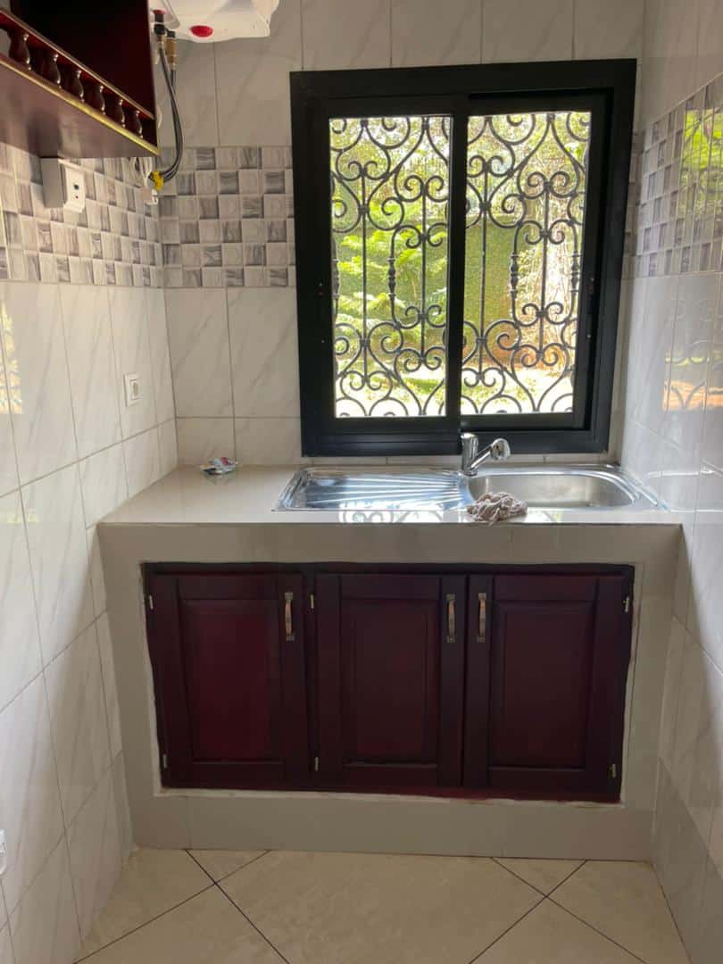 Apartment to rent - Yaoundé, Bastos, Bastos centre - 1 living room(s), 1 bedroom(s), 1 bathroom(s) - 200 000 FCFA / month