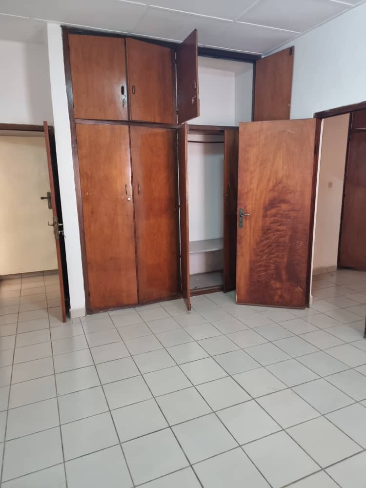 Apartment to rent - Yaoundé, Bastos, Bastos - 2 living room(s), 4 bedroom(s), 5 bathroom(s) - 1 300 000 FCFA / month