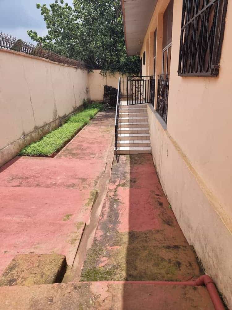 Apartment to rent - Yaoundé, Bastos, Bastos - 2 living room(s), 4 bedroom(s), 5 bathroom(s) - 1 300 000 FCFA / month