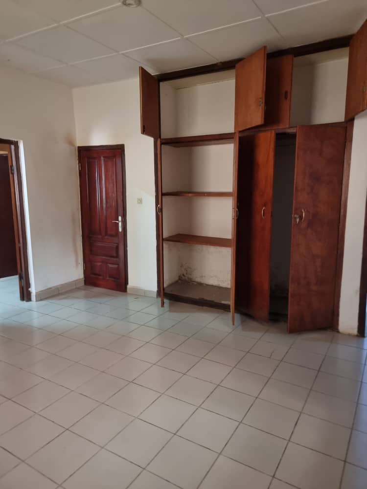 Bureau à louer à Yaoundé, Bastos, Bastos - 1000 m2 - 1 300 000 FCFA