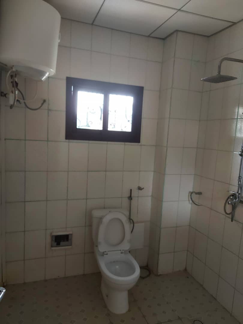 Apartment to rent - Yaoundé, Bastos, Bastos - 1 living room(s), 3 bedroom(s), 3 bathroom(s) - 900 000 FCFA / month