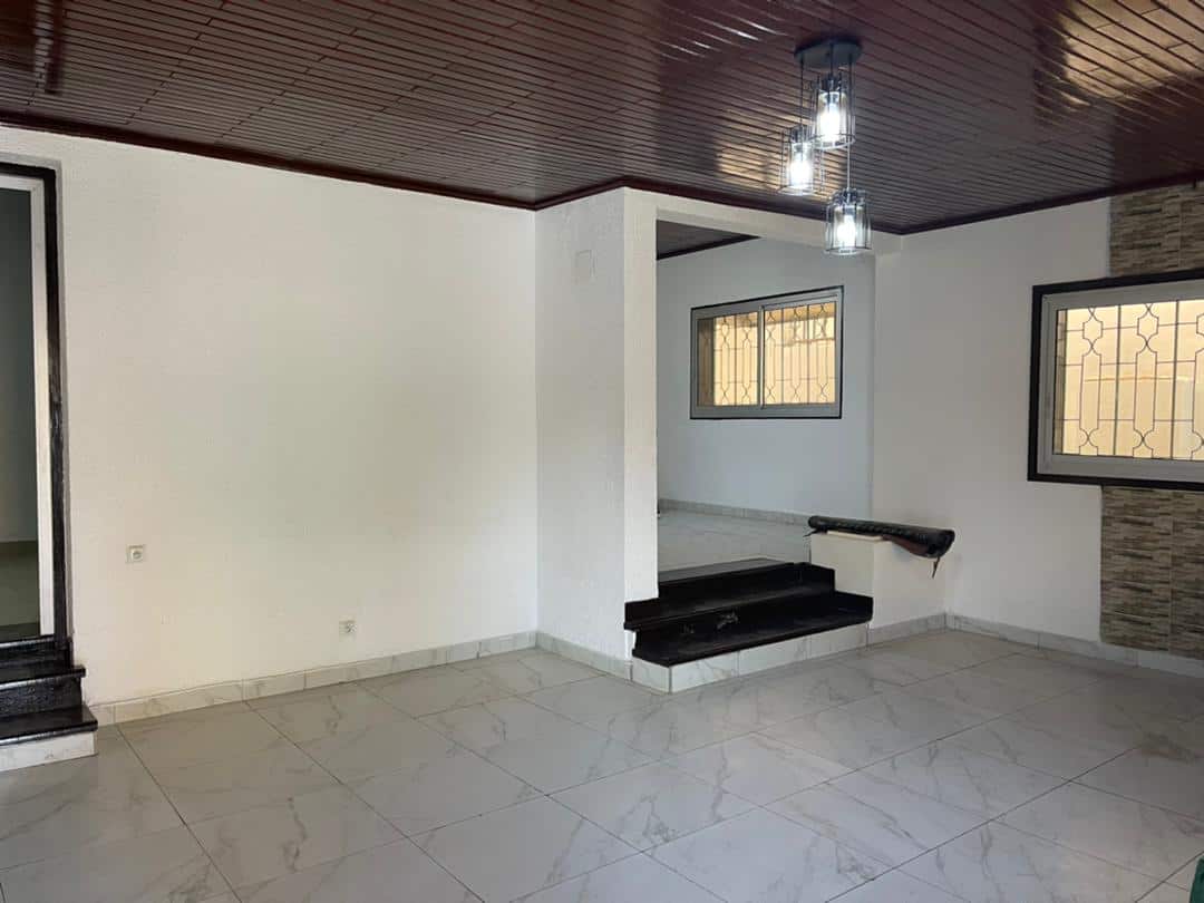 Maison (Villa) à louer - Yaoundé, Bastos, Bastos centre - 1 salon(s), 3 chambre(s), 2 salle(s) de bains - 750 000 FCFA / mois