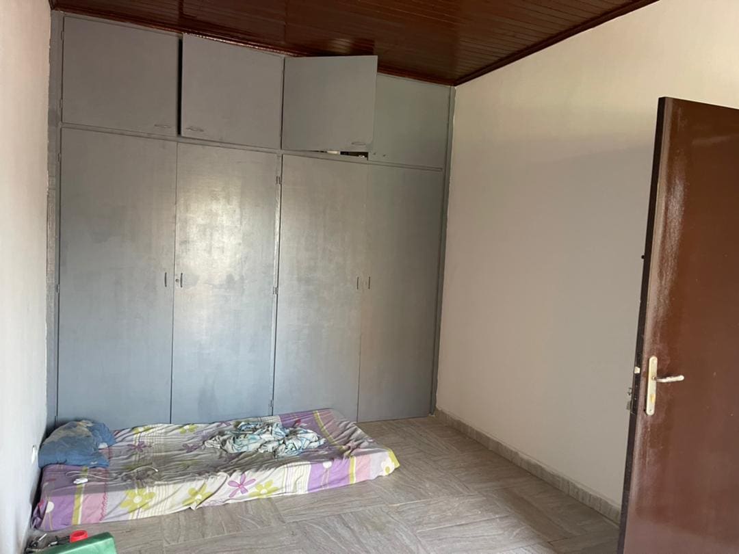 Maison (Villa) à louer - Yaoundé, Bastos, Bastos centre - 1 salon(s), 3 chambre(s), 2 salle(s) de bains - 750 000 FCFA / mois