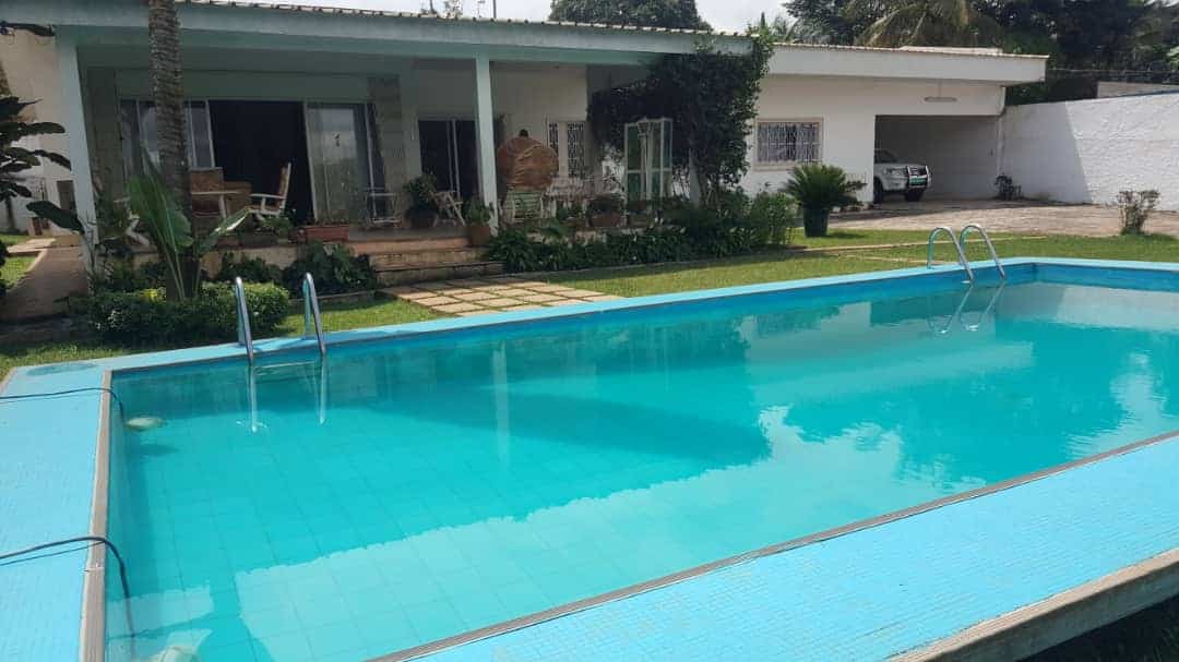 Maison (Villa) à louer - Yaoundé, Bastos, Bastos centre - 2 salon(s), 4 chambre(s), 4 salle(s) de bains - 2 300 000 FCFA / mois