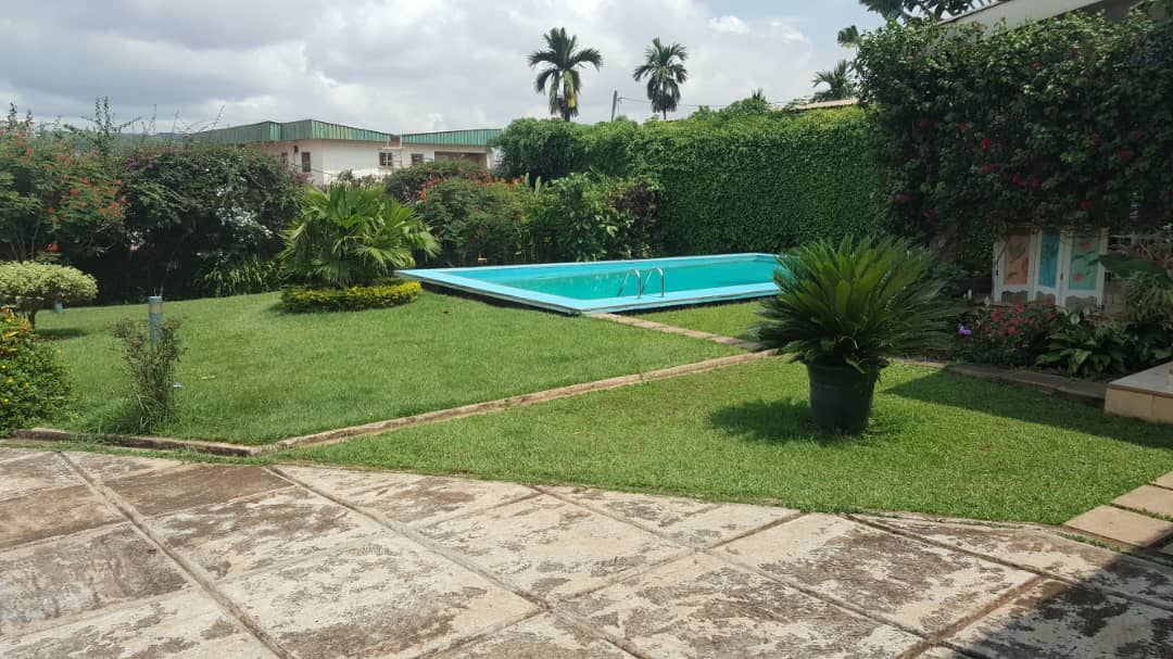 Maison (Villa) à louer - Yaoundé, Bastos, Bastos centre - 2 salon(s), 4 chambre(s), 4 salle(s) de bains - 2 300 000 FCFA / mois