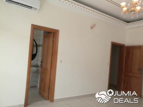 Apartment to rent - Yaoundé, Bastos, Bastos centre - 1 living room(s), 2 bedroom(s), 3 bathroom(s) - 600 000 FCFA / month