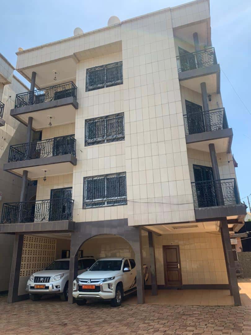 Appartement à louer - Yaoundé, Bastos, Dragage - 1 salon(s), 2 chambre(s), 3 salle(s) de bains - 320 000 FCFA / mois